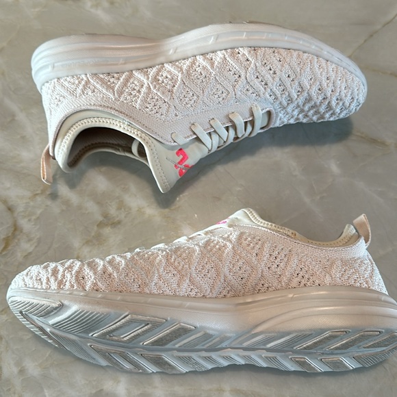 Barely worn womens APL size 8.5 in beige with pink APL accent - Picture 7 of 12